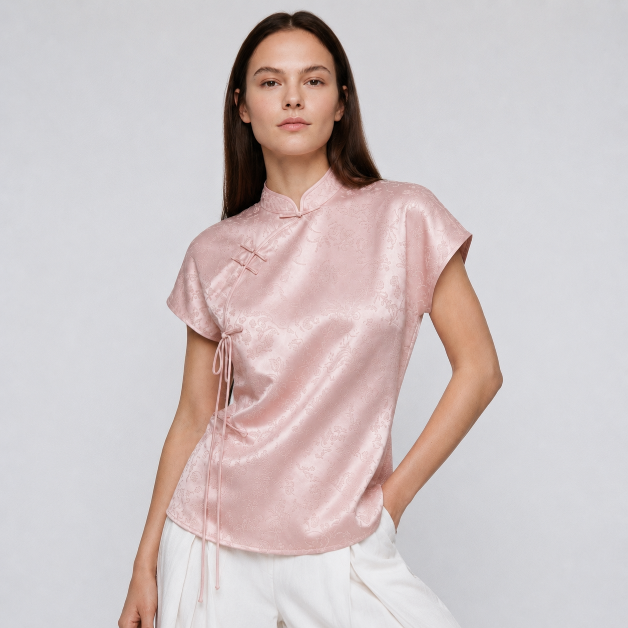 Elegante Blusa Estilo Chino Manga Corta Corte Entallado Con Bordado Textura De Seda Satinada Moda Mujer En Tendencia