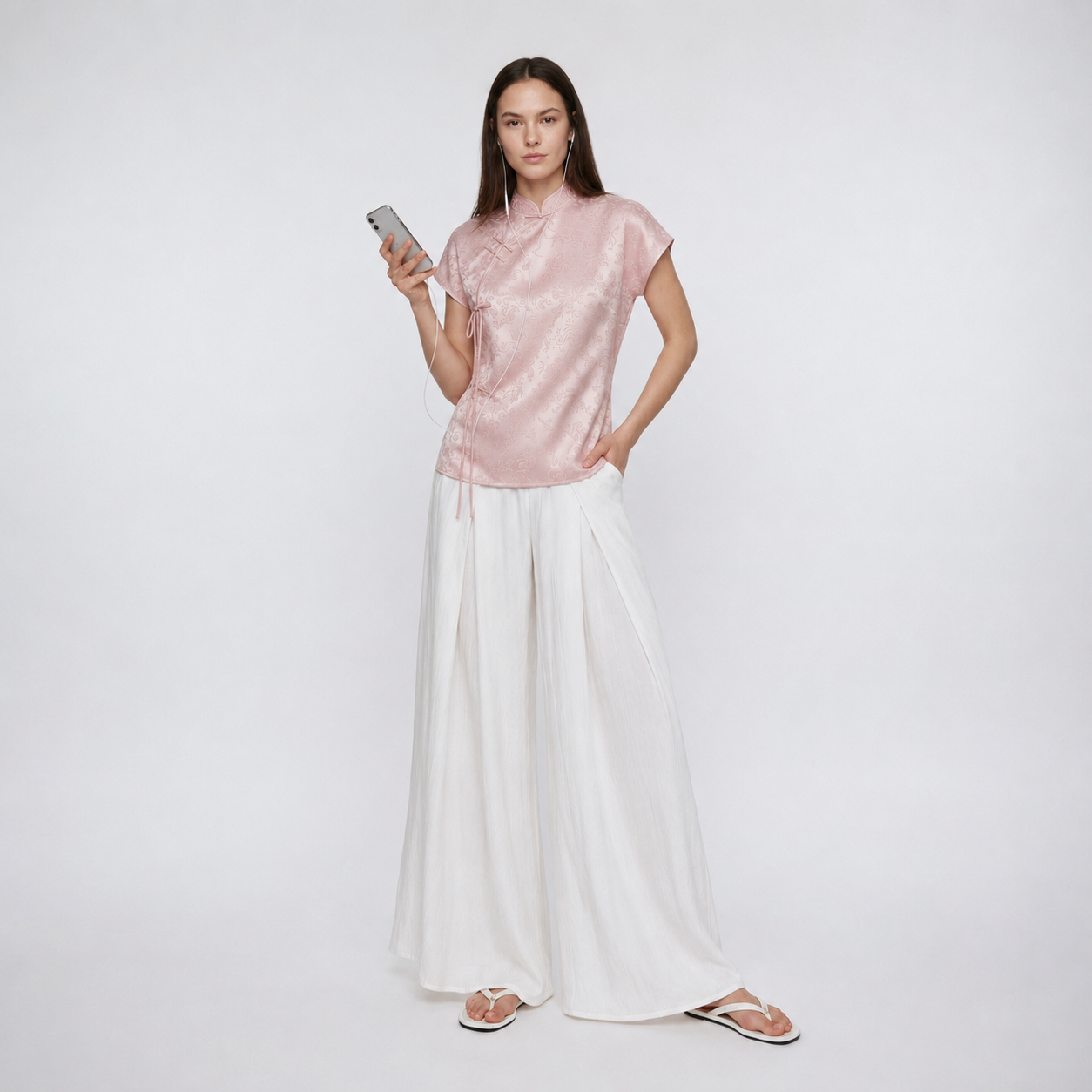 Elegante Blusa Estilo Chino Manga Corta Corte Entallado Con Bordado Textura De Seda Satinada Moda Mujer En Tendencia