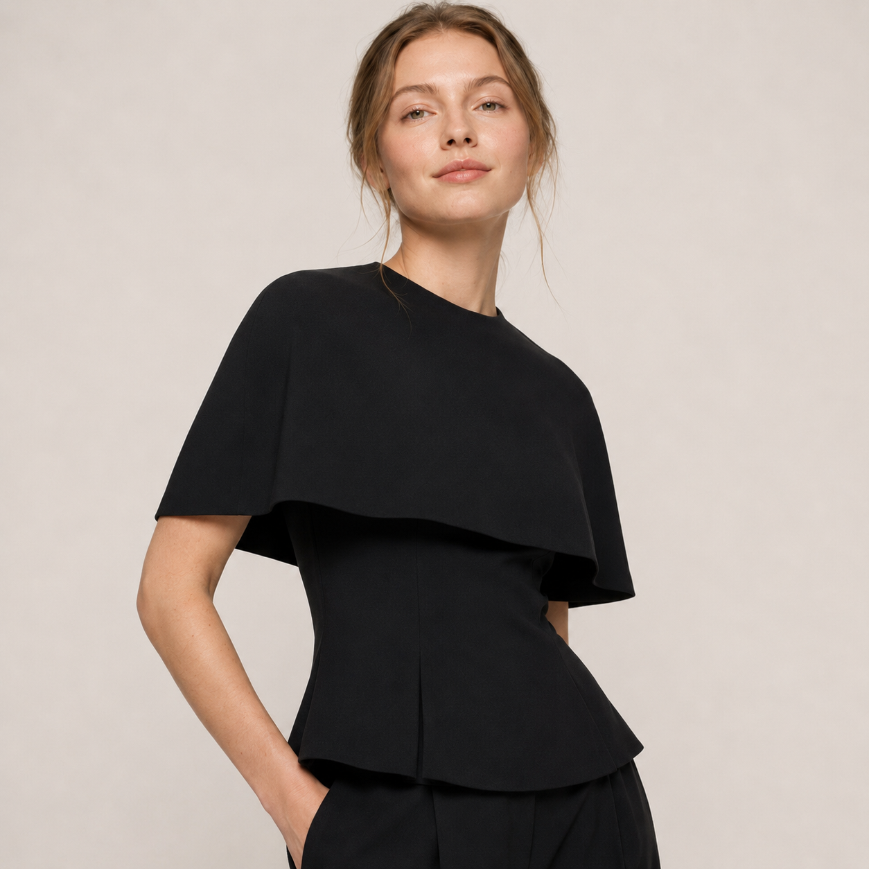 Blusa Capa Elegante para Mujer con Corte Estructurado